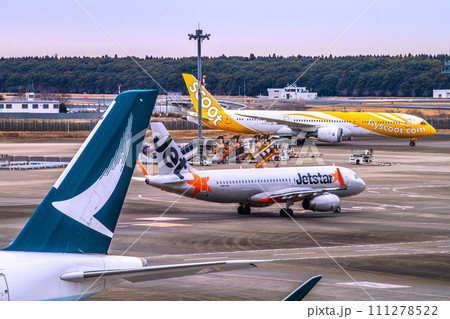 日本の千葉都市景観　成田空港第2からキャセイパシフィック航空、ジェットスター、スクートなどを望む 111278522