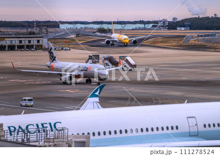 日本の千葉都市景観 成田空港第2からキャセイパシフィック航空、ジェットスター、スクートなどを望む 日本の千葉都市景観 成田空港第2からキャセイパシフィック航空、ジェットスター、スクートなどを望む 111278524