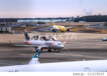 日本の千葉都市景観　成田空港第2からキャセイパシフィック航空、ジェットスター、スクートなどを望む 111278525