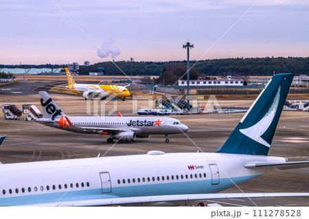 日本の千葉都市景観　成田空港第2からキャセイパシフィック航空、ジェットスター、スクートなどを望む 111278528