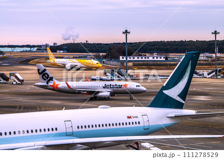 日本の千葉都市景観　成田空港第2からキャセイパシフィック航空、ジェットスター、スクートなどを望む 111278529