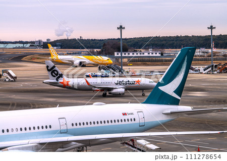 日本の千葉都市景観　成田空港第2からキャセイパシフィック航空、ジェットスター、スクートなどを望む 111278654