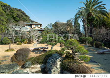 大磯旧吉田茂邸の日本庭園より住宅を眺めた風景 111278755