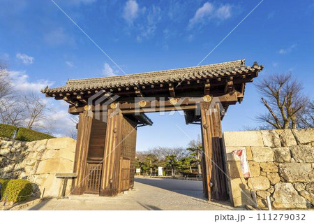 夕暮れの国宝姫路城　大手門　兵庫県姫路市 111279032