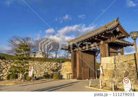 夕暮れの国宝姫路城 大手門 兵庫県姫路市 夕暮れの国宝姫路城 大手門 兵庫県姫路市 111279033