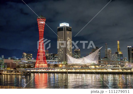 冬の神戸ハーバーランド　ポートタワーのライトアップ　兵庫県神戸市 111279051