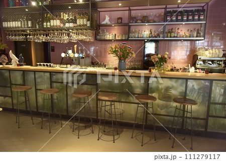 無人のバーカウンター 無人のバーカウンター 111279117