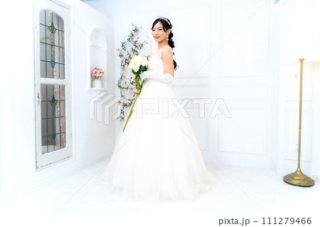 ウェディングドレス姿の花嫁 ウェディングドレス姿の花嫁 111279466