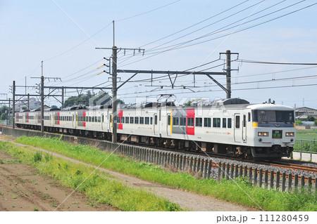 高崎線 岡部ー深谷 JR東日本 185系 OM08編成(大宮) 草津 高崎線 岡部ー深谷 JR東日本 185系 OM08編成(大宮) 草津 111280459