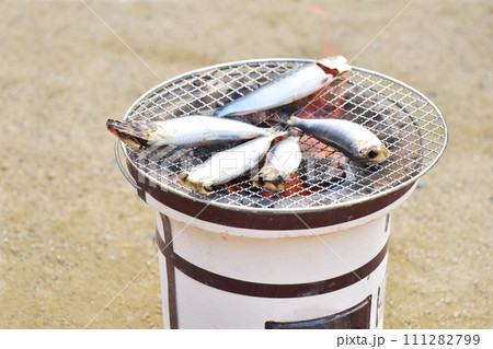七輪で焼くイワシ　焼き魚と七輪　イメージ素材　節分イメージ 111282799