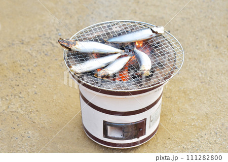 七輪で焼くイワシ　焼き魚と七輪　イメージ素材　節分イメージ 111282800