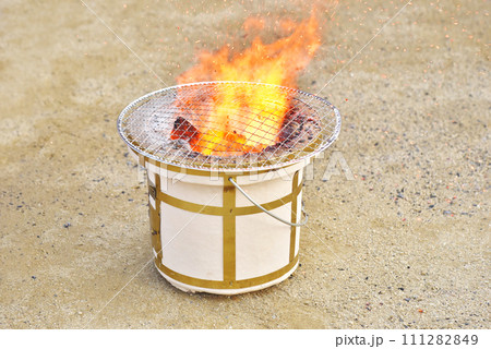 七輪と炭火　イメージ素材　火起こし　アウトドア　炭焼き 111282849