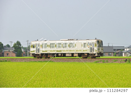 越美北線 六条ー足羽 JR西日本 キハ120-201(福井) 越美北線 六条ー足羽 JR西日本 キハ120-201(福井) 111284297