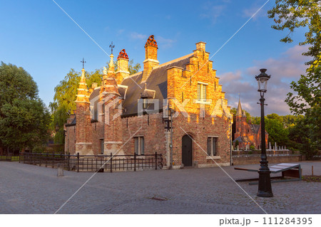 Sashuis, lock house on Minnewater in Bruges, Belgium 111284395
