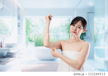 自分の体型に不満な気持ちを持つ若い女性 自分の体型に不満な気持ちを持つ若い女性 111284513