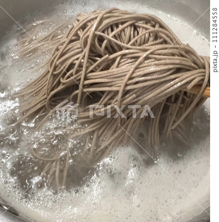 大きな鍋で茹でるおいしそうな蕎麦 111284558