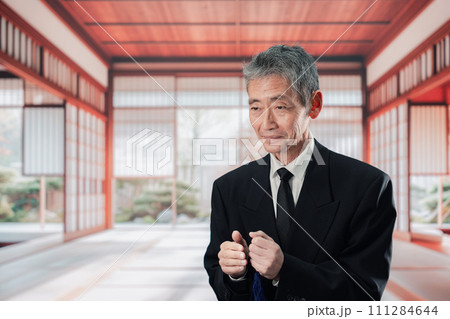 葬儀に参列する高齢の男性 111284644