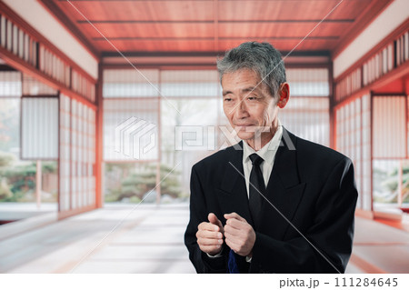 葬儀に参列する高齢の男性 葬儀に参列する高齢の男性 111284645