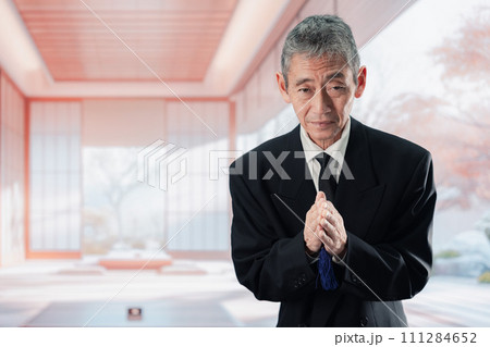 葬儀に参列する高齢の男性 111284652
