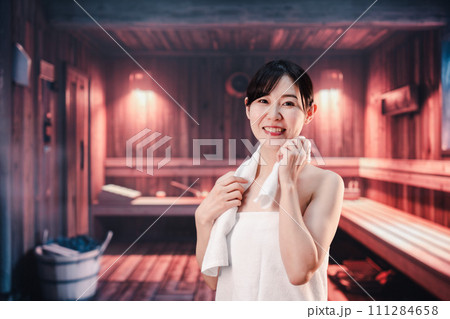 サウナで汗をかく若い女性 111284658