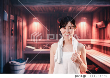 サウナで汗をかく若い女性 111284660