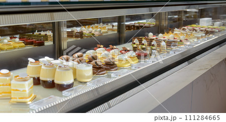 ショーケースに並ぶいろいろな種類のケーキ 111284665