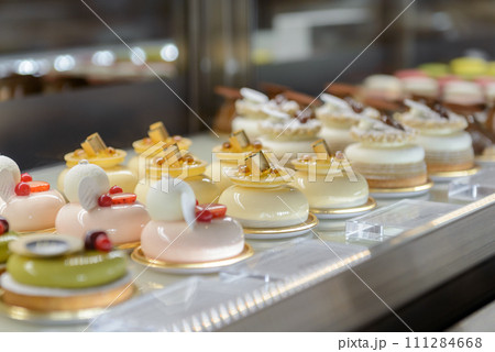 ショーケースに並ぶいろいろな種類のケーキ ショーケースに並ぶいろいろな種類のケーキ 111284668