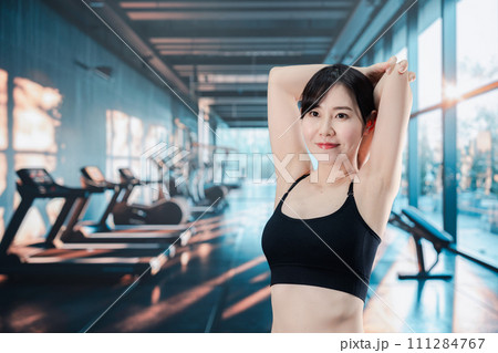 スポーツジムでトレーニングをする女性 スポーツジムでトレーニングをする女性 111284767