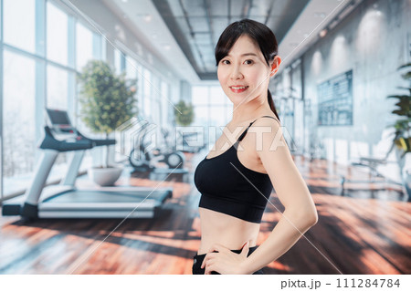 スポーツジムでトレーニングをする女性 スポーツジムでトレーニングをする女性 111284784