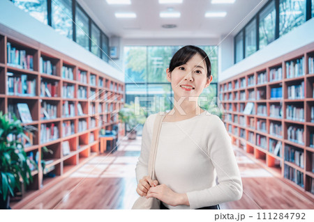 書店・図書館で過ごす若い女性 111284792