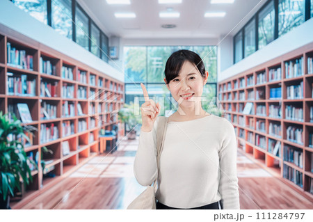 書店・図書館で過ごす若い女性 書店・図書館で過ごす若い女性 111284797
