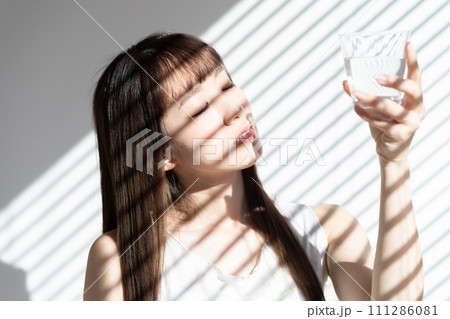 コップを持つ若い女性 111286081