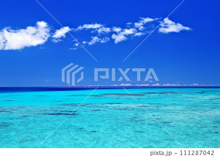 沖縄県鳩間島　瑠璃色の海と夏空 111287042