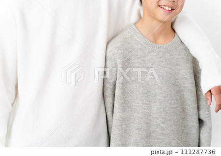 私服姿の小学生と中学生の男性　ライフスタイルイメージ 111287736