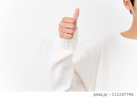 私服姿の小学生と中学生の男性　ライフスタイルイメージ 111287746