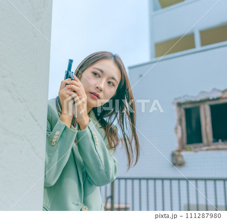 銃を持った若者 111287980