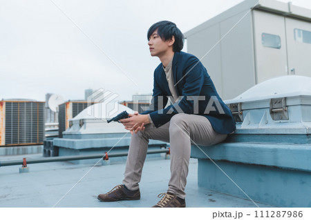 屋外での男性ポートレート撮影 111287986