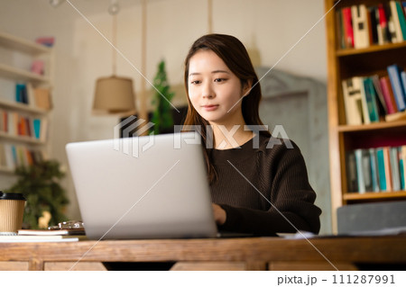 ハウススタジオでの自然光ポートレート 111287991