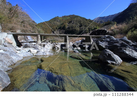 土居川に架かる長屋の沈下橋 冬 (高知県 仁淀川町) 土居川に架かる長屋の沈下橋 冬 (高知県 仁淀川町) 111288344