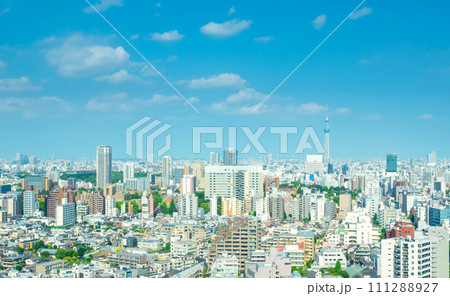 青空広がる都心の街並 111288927