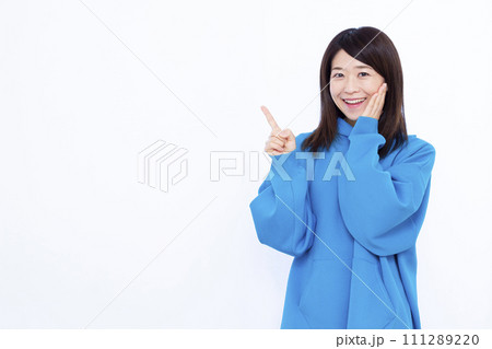 紹介をしているパーカーを着た40代の女性 111289220