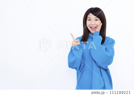 紹介をしているパーカーを着た40代の女性 紹介をしているパーカーを着た40代の女性 111289221