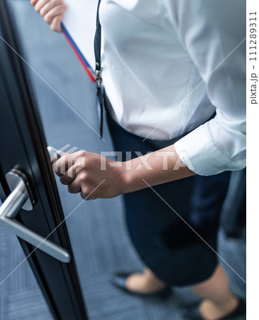 企業のオフィスでのビジネスシーン 111289311