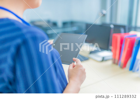 企業のオフィスでのビジネスシーン 企業のオフィスでのビジネスシーン 111289332