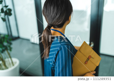 企業のオフィスでのビジネスシーン 111289351
