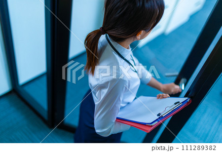 企業のオフィスでのビジネスシーン 企業のオフィスでのビジネスシーン 111289382