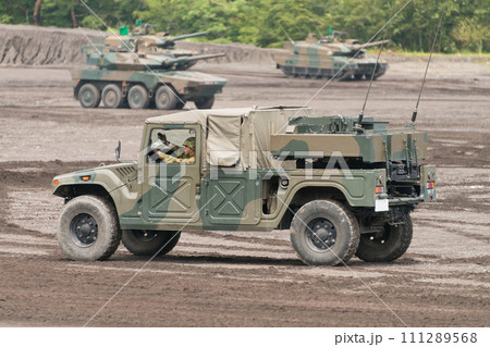走行する陸上自衛隊中距離多目的誘導弾発射機 111289568