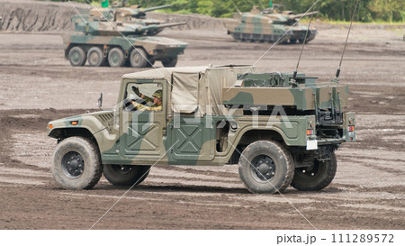 走行する陸上自衛隊中距離多目的誘導弾発射機 111289572
