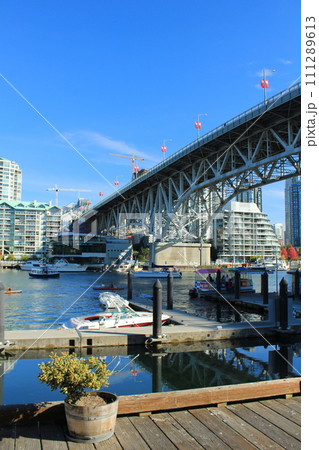 グランビル・アイランドから眺める快晴の空とグランビル ストリート ブリッジ(カナダ バンクーバー) グランビル・アイランドから眺める快晴の空とグランビル ストリート ブリッジ(カナダ バンクーバー) 111289613