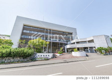 北海道夕張市　快晴の夕張市役所 111289698